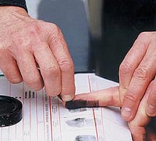 Zeci de hoți, violatori sau criminali, identificați cu ajutorul amprentelor