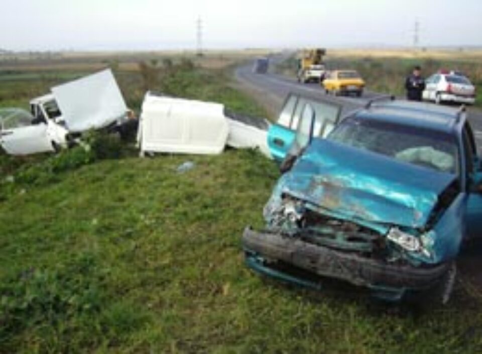 Mașina Spitalului Județean, făcută zob într-un grav accident rutier