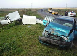 Mașina Spitalului Județean, făcută zob într-un grav accident rutier