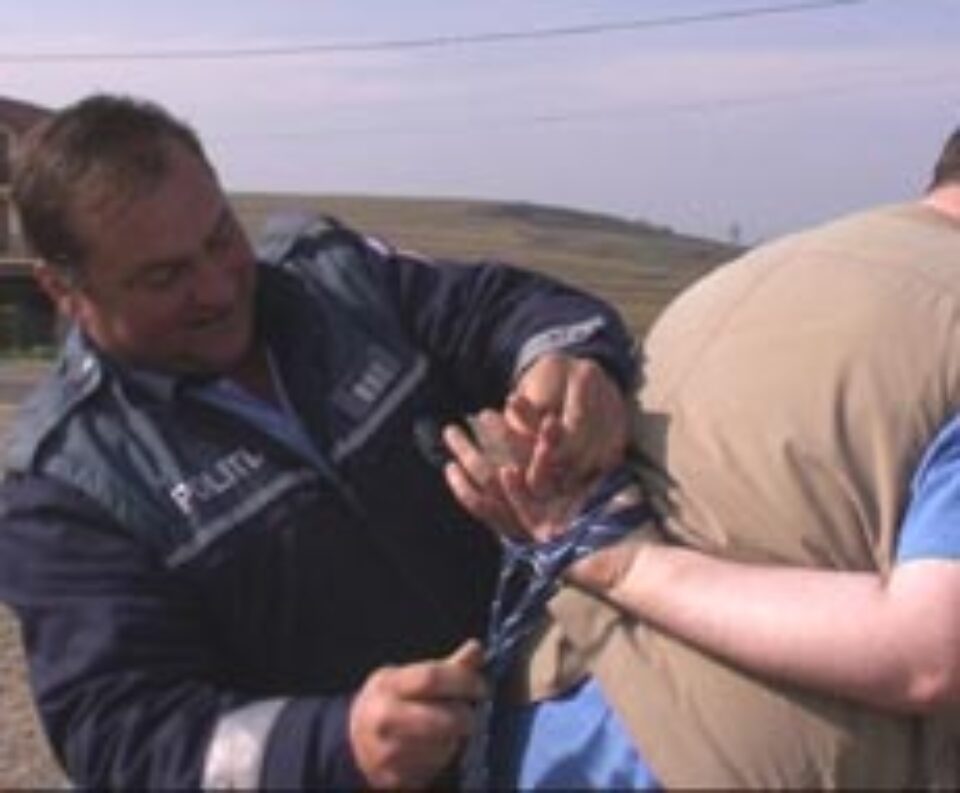 Agentul şef adjunct Tipau face o demonstraţie pe unul din ziariştii Monitorului Agentul şef adjunct Tipau face o demonstraţie pe unul din ziariştii Monitorului