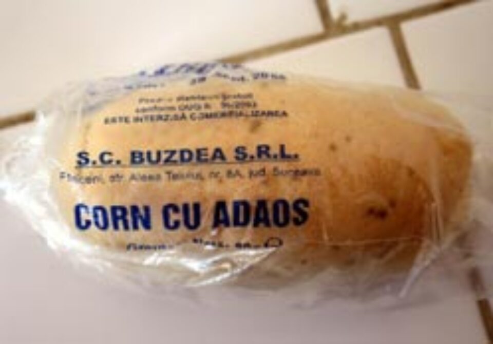 Cornuri mucegăite distribuite elevilor prin program guvernamental