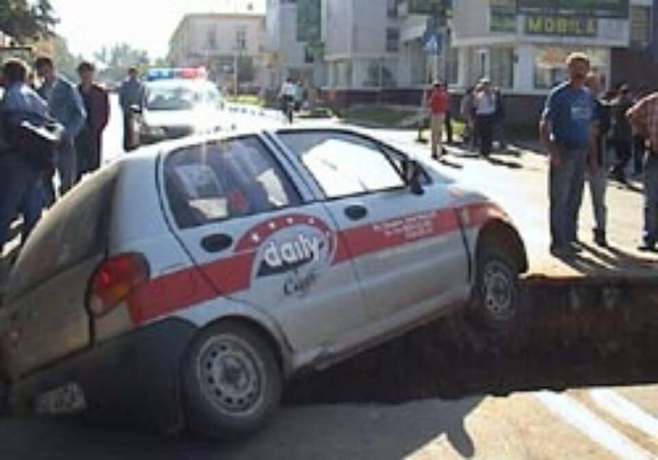 Salt cu un Matiz într-o groapă din centrul municipiului