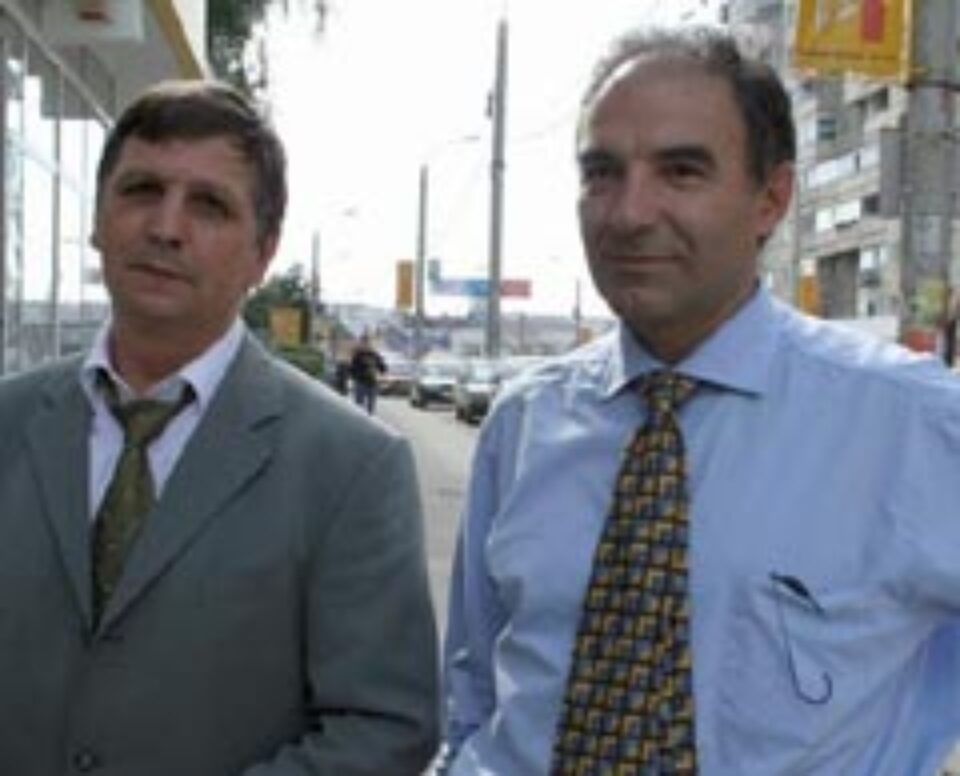 Foștii șefi ai Poliției Suceava și Câmpulung Moldovenesc și-au deschis oficial, ieri, agenție de detectivi particulari Foștii șefi ai Poliției Suceava și Câmpulung Moldovenesc și-au deschis oficial, ieri, agenție de detectivi particulari