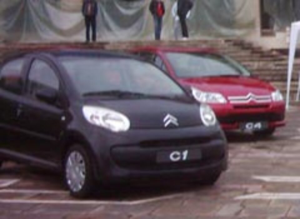 Expoziție de mașini marca Citroen pe esplanada Casei de Cultură