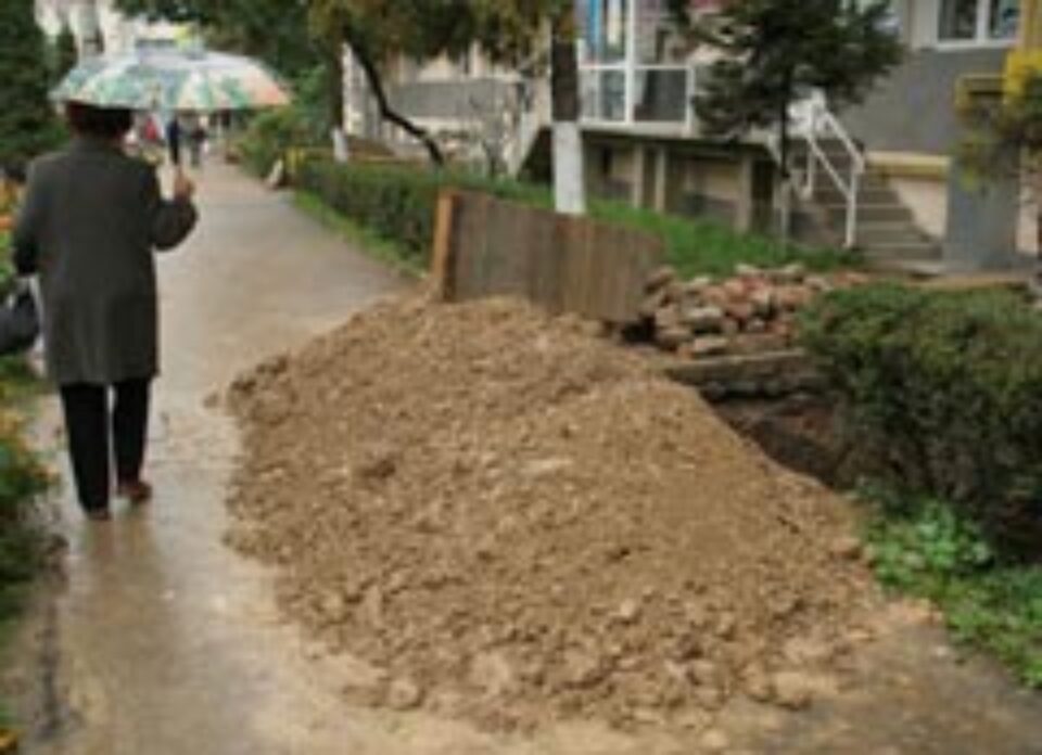 Montarea gigacalorimetrelor a înecat în noroi trotuarele din Suceava