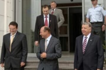Băsescu, flancat de Timofte şi Maior
