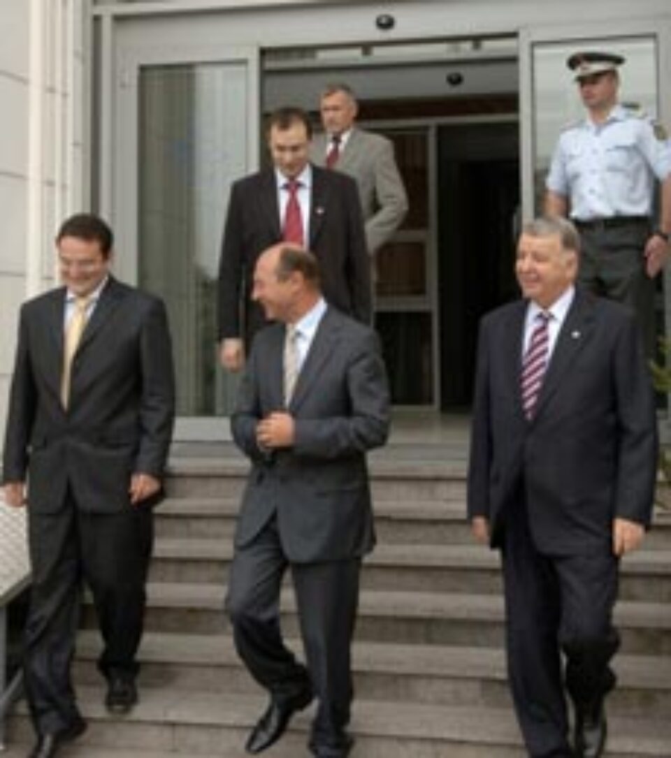 Băsescu, flancat de Timofte şi Maior