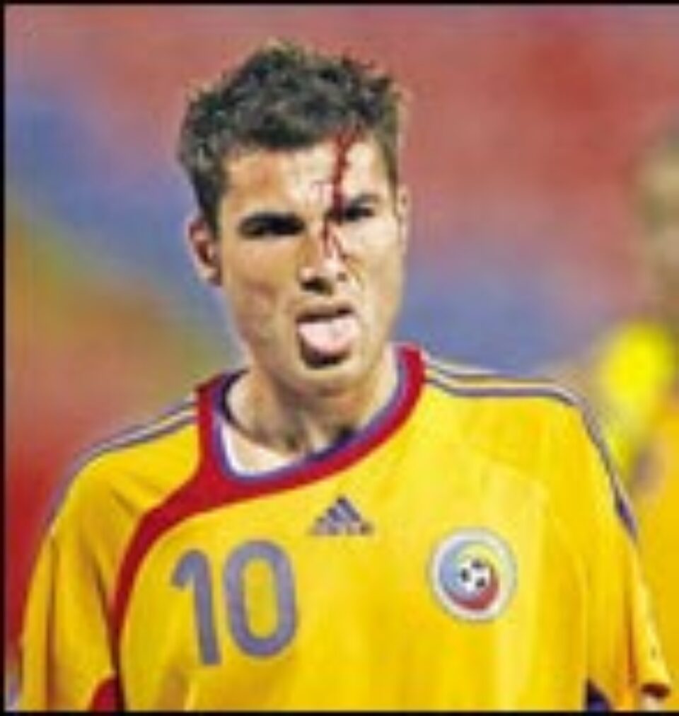 Mutu a fost huiduit de suporteri la meciul cu Belarus