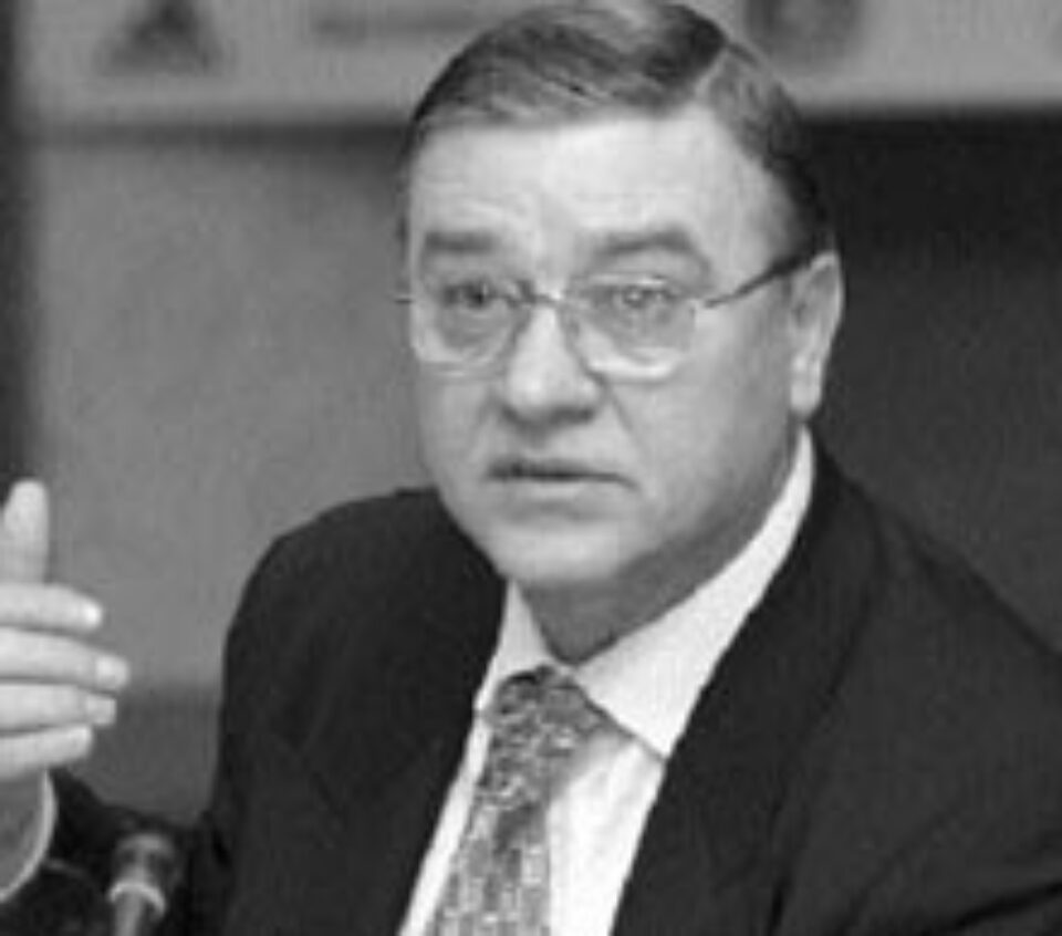 Mircea Sandu: "Fotbaliștii vor decide unde vom juca" Mircea Sandu: "Fotbaliștii vor decide unde vom juca"