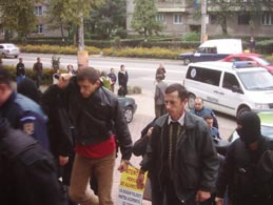 Recursul celor 13 indivizi acuzaţi de contrabandă cu ţigări a fost amânat de greva avocaţilor Recursul celor 13 indivizi acuzaţi de contrabandă cu ţigări a fost amânat de greva avocaţilor