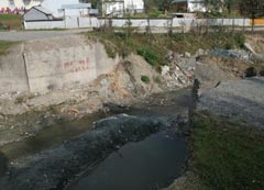 1.000 de țărani din Păiseni pot ieși din sat numai după ce traversează pe jos albia unui pârâu