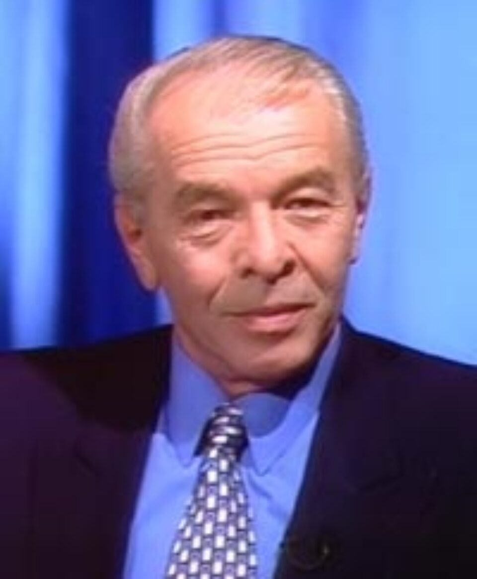 Văcăroiu a primit sticle și pahare de protocol pentru lichior, vin și șampanie Văcăroiu a primit sticle și pahare de protocol pentru lichior, vin și șampanie