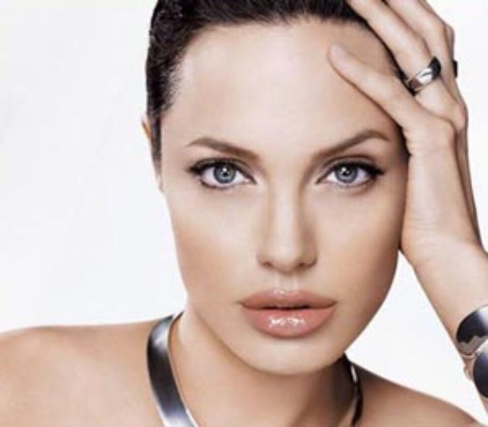 Donald Trump consideră că Angelina Jolie nu este atrăgătoare Donald Trump consideră că Angelina Jolie nu este atrăgătoare
