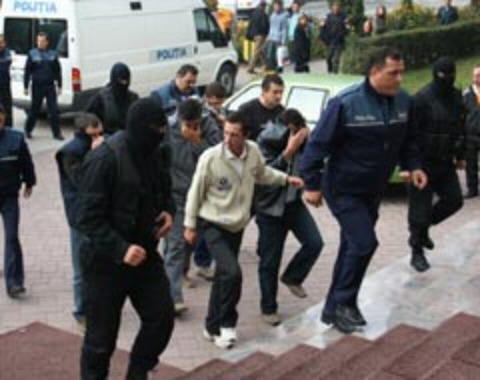 Indivizii acuzați de implicarea într-o rețea internațională de contrabandă cu țigări rămân în arest