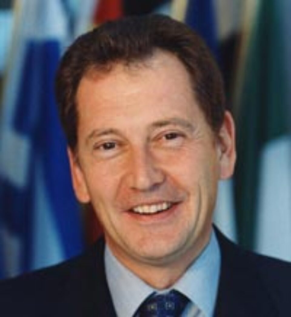 Watson: „Căline, aduci poporul român în UE, dar nu știu dacă îi va plăcea tot ce va găsi” Watson: „Căline, aduci poporul român în UE, dar nu știu dacă îi va plăcea tot ce va găsi”