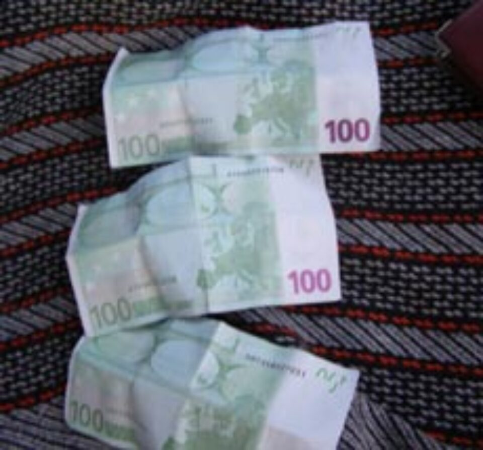 Un sucevean a încercat să mituiască un polițist de frontieră cu 300 de EURO