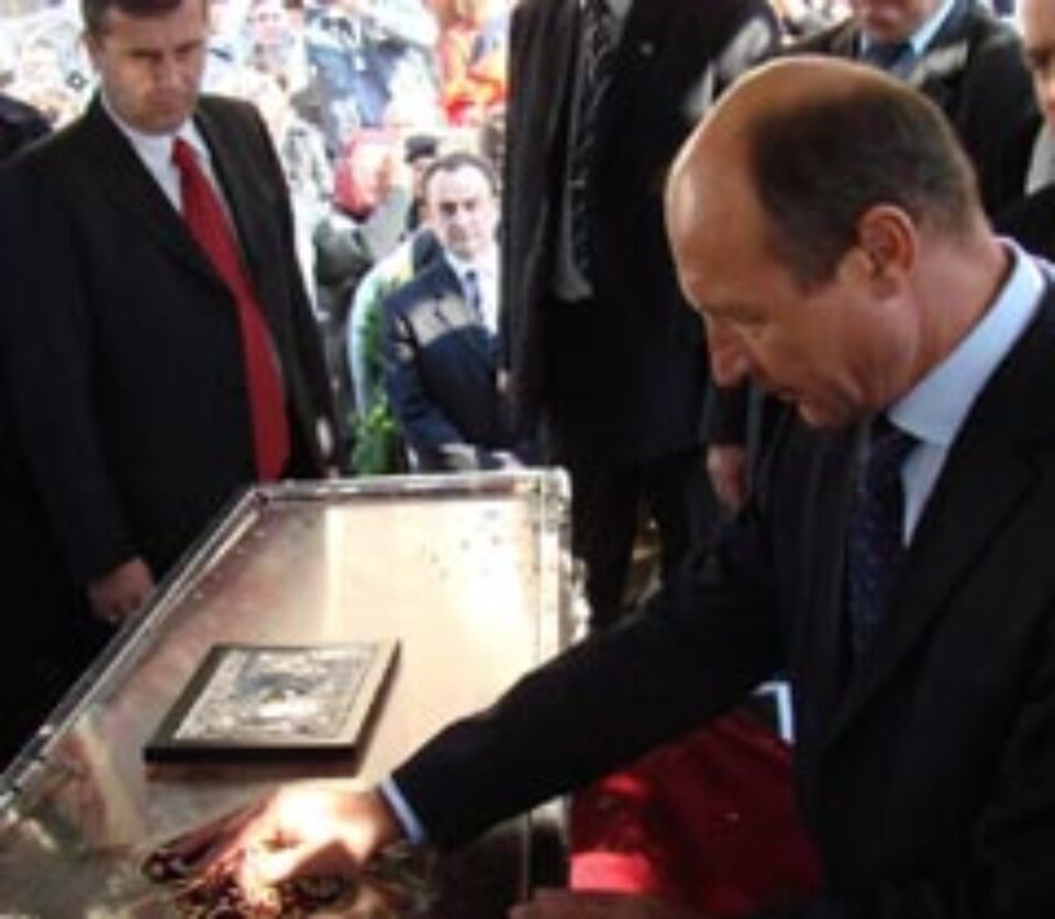 Traian Băsescu s-a închinat la moaștele Sfintei Parascheva Traian Băsescu s-a închinat la moaștele Sfintei Parascheva