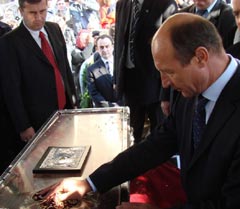 Traian Băsescu s-a închinat la moaștele Sfintei Parascheva