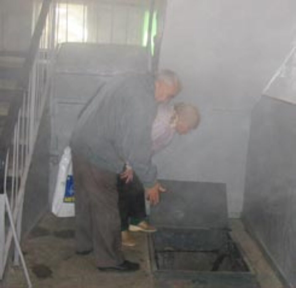 Bloc transformat în saună de o țeavă defectă Bloc transformat în saună de o țeavă defectă