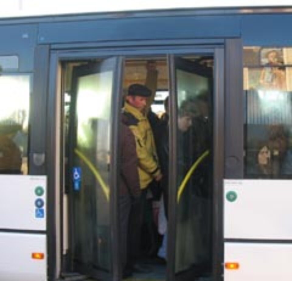 Chiar dupa ce multi au coborit in Centru, autobuzul e plin ochi Chiar dupa ce multi au coborit in Centru, autobuzul e plin ochi