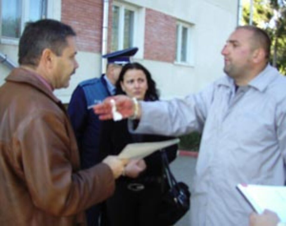 Daniel Ştefan Blănaru şi soţia sa, discutând cu şeful Politiei Fălticeni, Eugen Rotaru