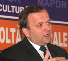 Flutur va prezenta Guvernului strategia descentralizării cerută de Băsescu