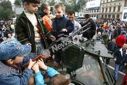 Valiza de lemn schimbată cu un rucsac kaki de către armata de profesioniști