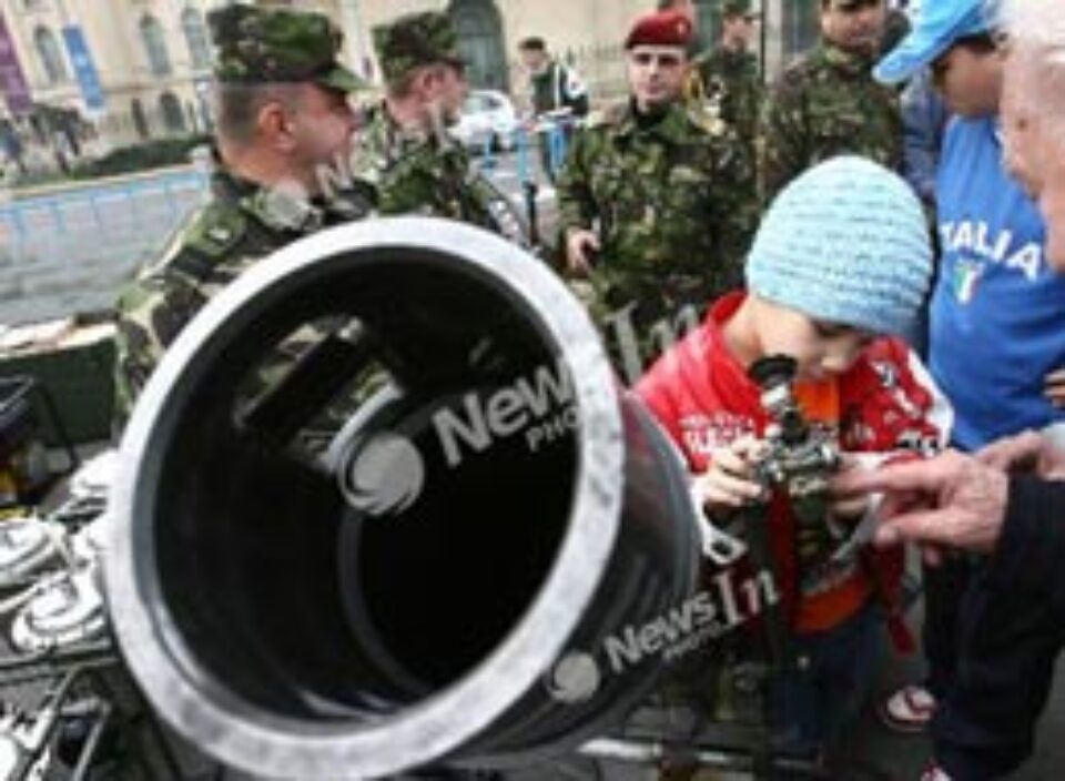 Valiza de lemn schimbată cu un rucsac kaki de către armata de profesioniști