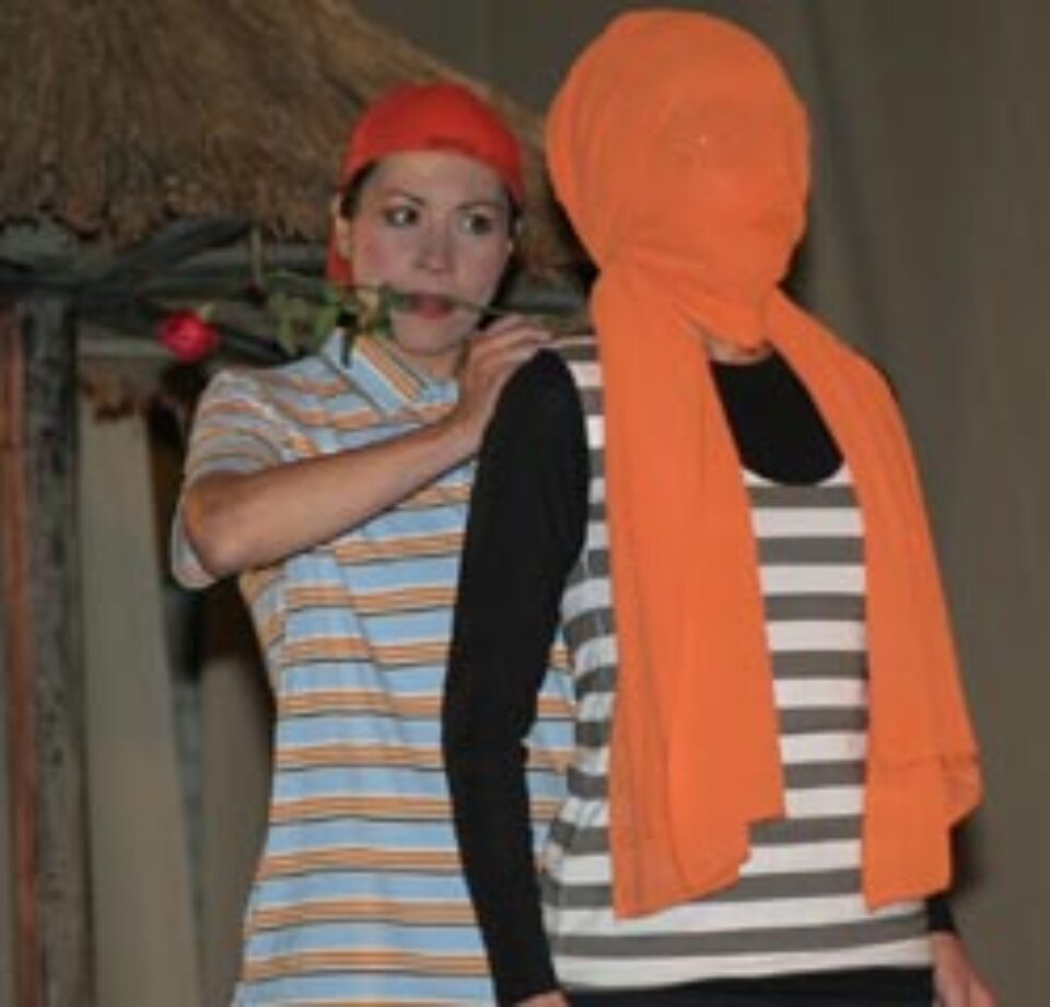 Atmosferă de bazar la teatru