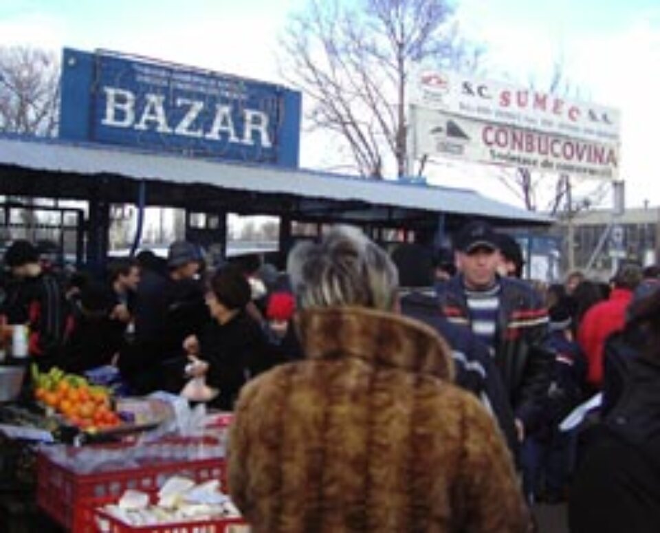 Valutiștii din fața Bazarului, lăsați fără bani de polițiști