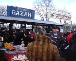 Valutiștii din fața Bazarului, lăsați fără bani de polițiști