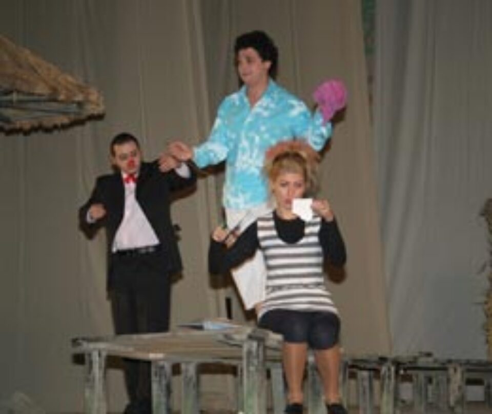 Atmosferă de bazar la teatru