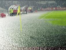 Stadionul Dinamo după o repriză de ploaie