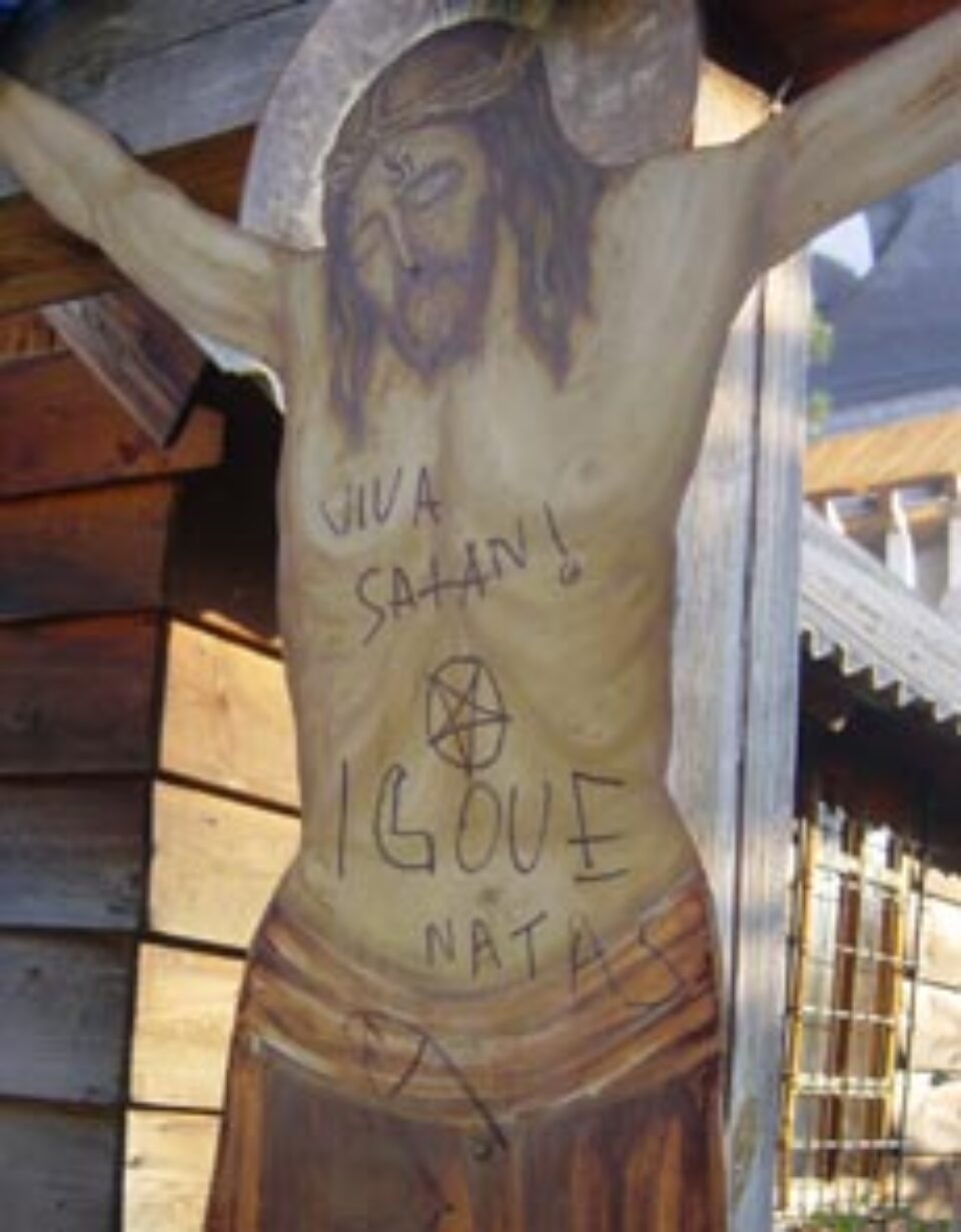 Liceeni ziua, sataniști noaptea