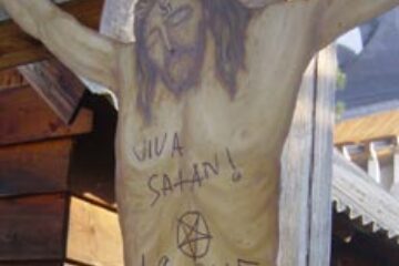 Liceeni ziua, sataniști noaptea