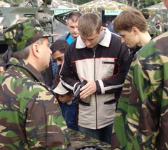 Sute de suceveni dau tenișii civiliei pe bocancii armatei profesioniste