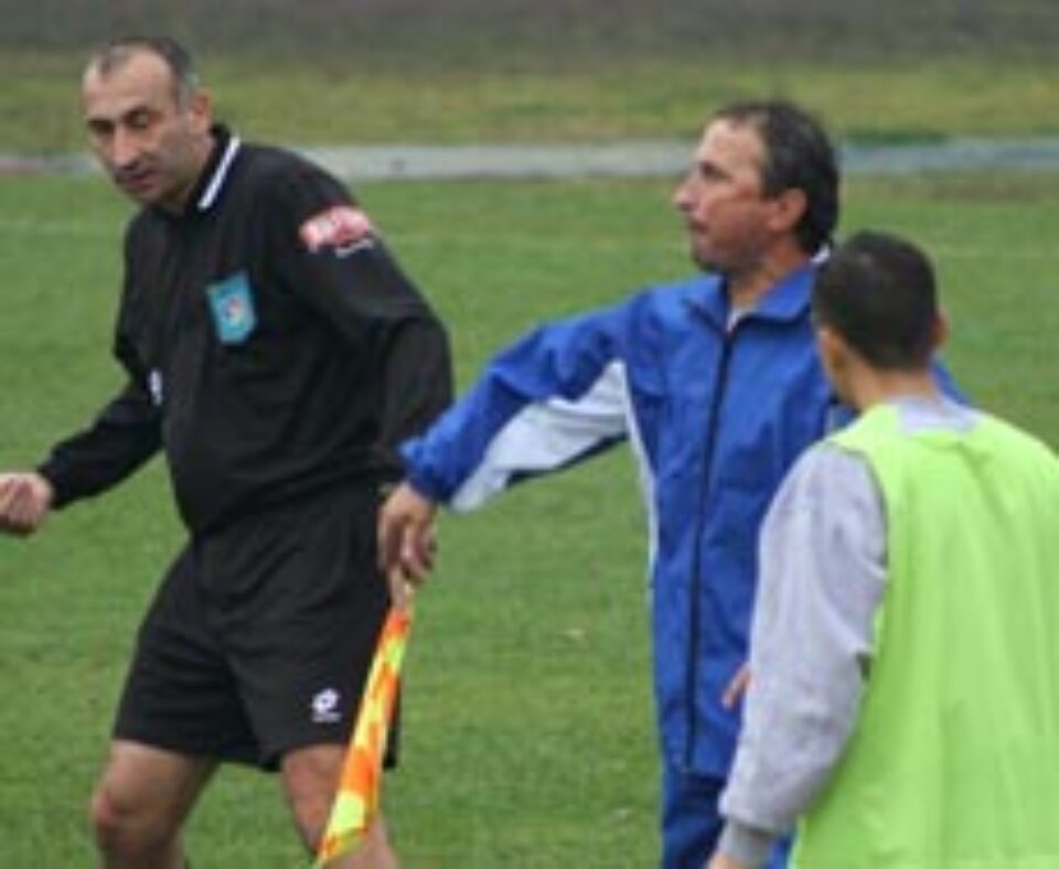 Cristescu arată cu degetul spre jucători Cristescu arată cu degetul spre jucători