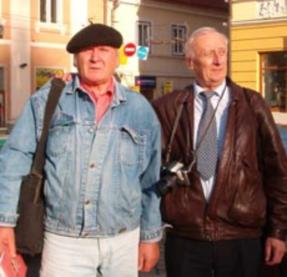 Sculptorul cernăuţean Dumitru Gorşcovschi şi artistul plastic humorean Radu Bercea pe străzile Cernăuţiului Sculptorul cernăuţean Dumitru Gorşcovschi şi artistul plastic humorean Radu Bercea pe străzile Cernăuţiului