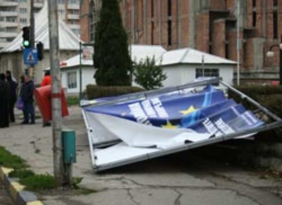 Atenție, cad panourile publicitare!