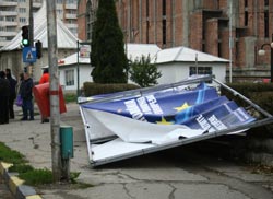 Atenție, cad panourile publicitare!