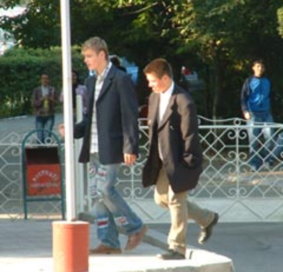 Sute de elevi transferați dintr-o școală în alta Sute de elevi transferați dintr-o școală în alta