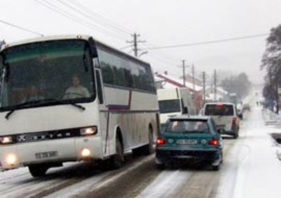 Câțiva fulgi de nea au provocat haos pe drumurile județene