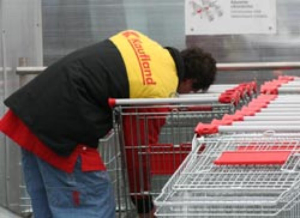 Paznicii de la Kaufland se luptă cu cerșetorii din parcare pentru cărucioarele de 5 mii de lei