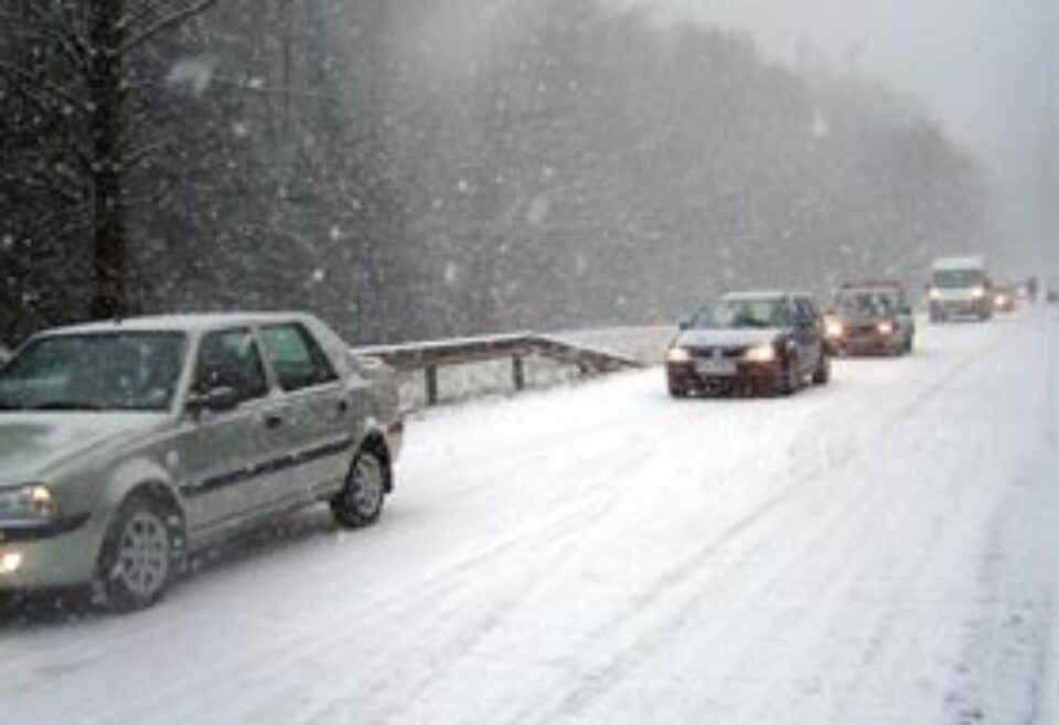 Câțiva fulgi de nea au provocat haos pe drumurile județene