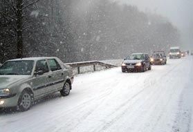 Câțiva fulgi de nea au provocat haos pe drumurile județene