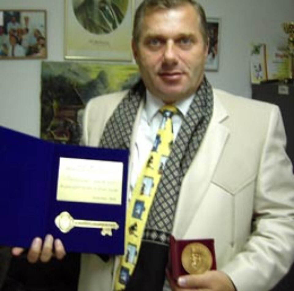 Președintele UDUR, Dumitru Morhan, donează calculatoare unor școli