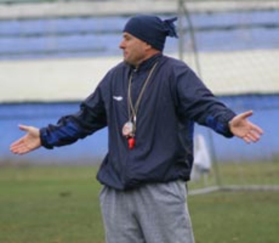 „Eu ce să fac?”, pare să spună antrenorul Radu