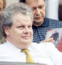 Valvis dă bani pentru salariile lui Lucescu și Buga