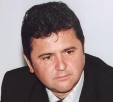 Eugen Bejinariu: „Flutur se agață de poala lui Stolojan”