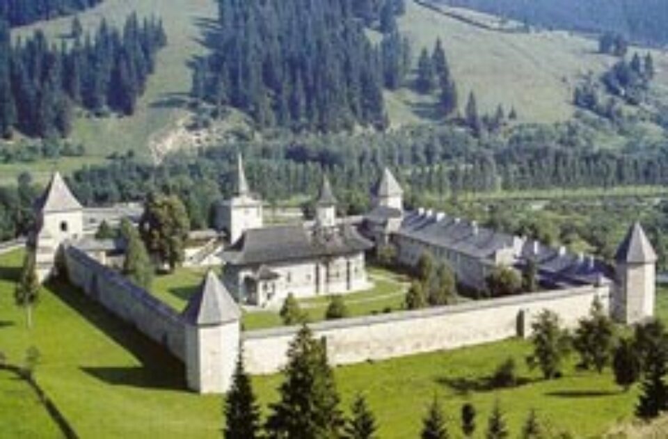 Revelioanele in preajma manastirilor bucovinene sunt la mare pret
